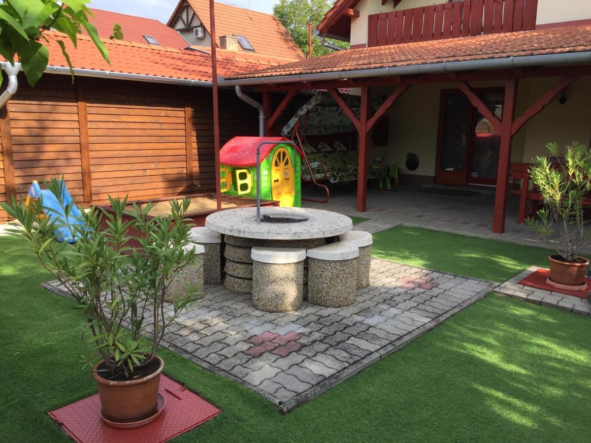 Tuende Vendeghaz Hotel Tiszakécske Exterior foto